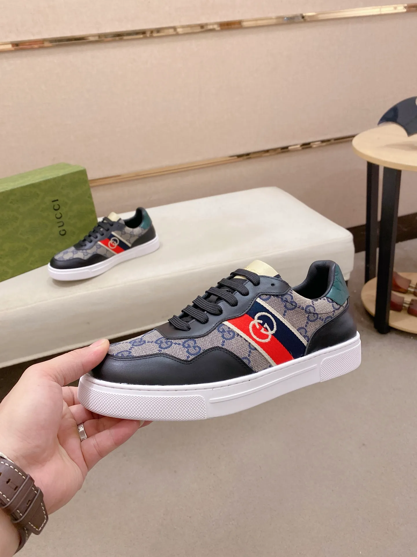 Factory price: 400💰 (GUCCI) The latest model from the official website 🎁🎁Casual and fashionable men's shoes👟, hot style💥The version is simple and elegant, exclusive for trendy men. Unique latest brand elements from the official website👑Original decoration, fashionable and generous, the fabric is original cowhide ✅Sheepskin lining, the official website specifies wear-resistant casual outsole, the classic model is taken in kind at the counter🎬38-44 (45 is not returned or exchanged when customized)